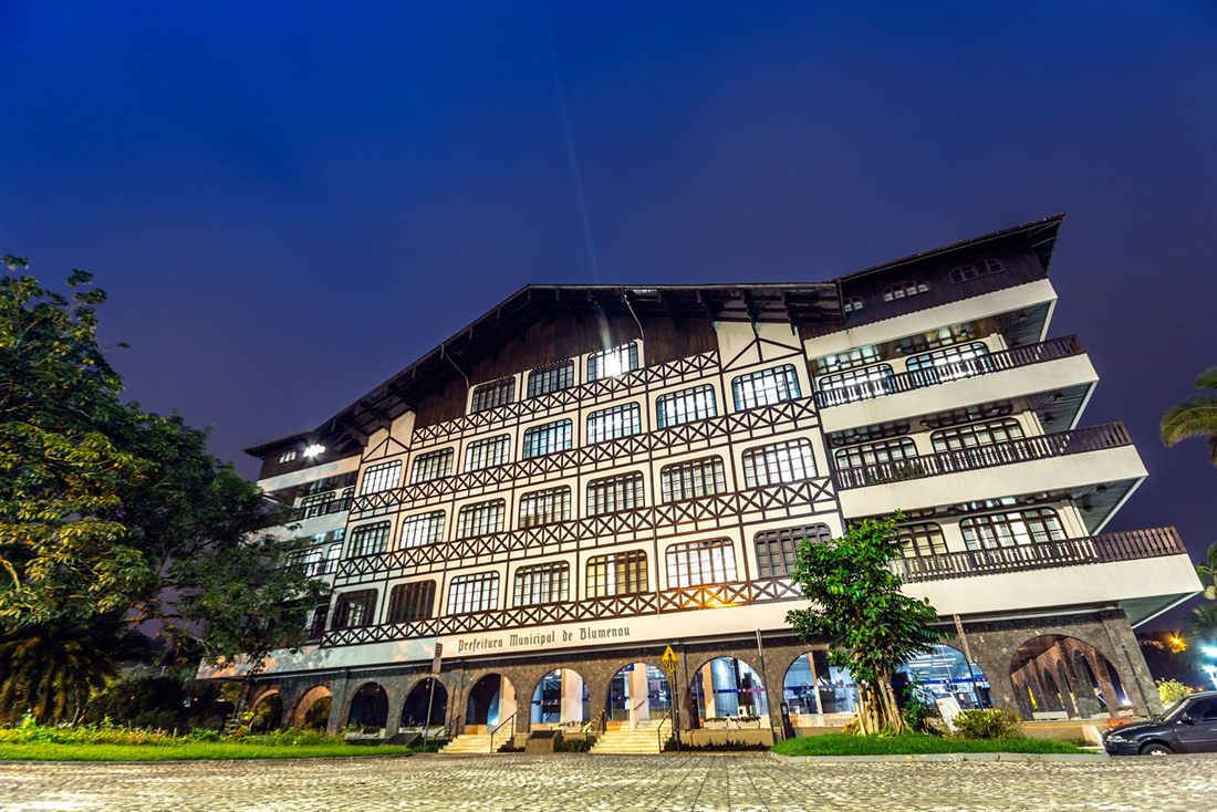 Blumenau's City Hall, a half-timbered building, lit at night