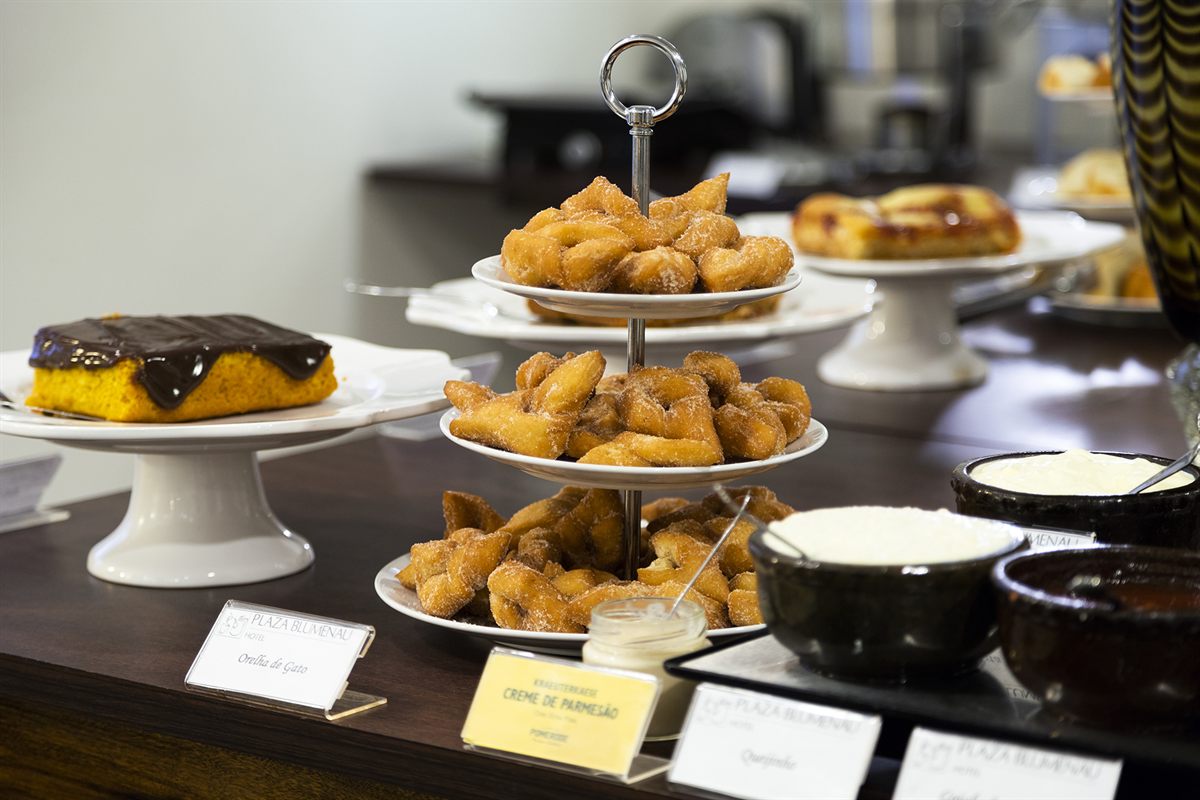 Breakfast at the Plaza Blumenau: colonial pastries on tiered stands