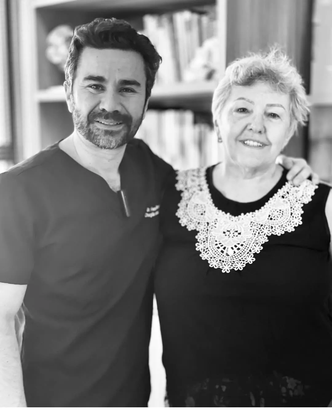 Dr. Fernando Giovanella ao lado de uma paciente, os dois sorrindo